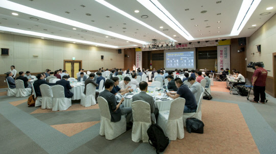 성남시와 성남산업진흥재단이 8일 성남시 정자동 킨스타워 7층 대강당에서 성남지역산업진흥계획 수립을 위한 원탁회의를 개최했다고 밝혔다. 진흥계획은 2008년부터 10년째 시행된 성남전략산업육성정책을 개편한 후속 계획으로 2018년부터 2022년까지 5년간 지역산업육성방안을 담는다. 성남산업진흥재단 제공